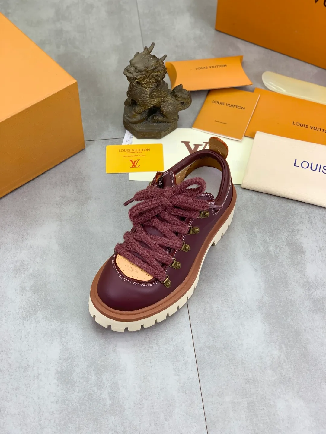 Men's shoes 💰P680 new LV | Louis Vuitton 🧡💚2025 autumn and winter new models, top version ⚠️ The counter features the latest LV REMIX lace-up mountaineering derby shoes, new hard goods 🆕 ❥BS purchasing level! Full of high-end feel! A popular model among bloggers at home and abroad, it’s retro and fashionable, and looks stunning on your feet! Mainly recommended models on the official website★ ━━━━━ ЅᏇєєt ━━━━━ ▪️Upper: top-grade first-layer cowhide ▪️Lining: imported sheepskin ▪️Outsole: original open-molded TPU non-slip outsole ▪️Sole height: 3.5cm ▪️Shoe size: Women 35-41 (41 customization is not returnable) Male 39-45 (46 customized, non-refundable)